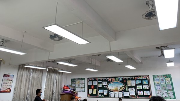 選擇符合國(guó)家標(biāo)準(zhǔn)的華輝教室護(hù)眼燈，有效呵護(hù)學(xué)生明眸眼睛